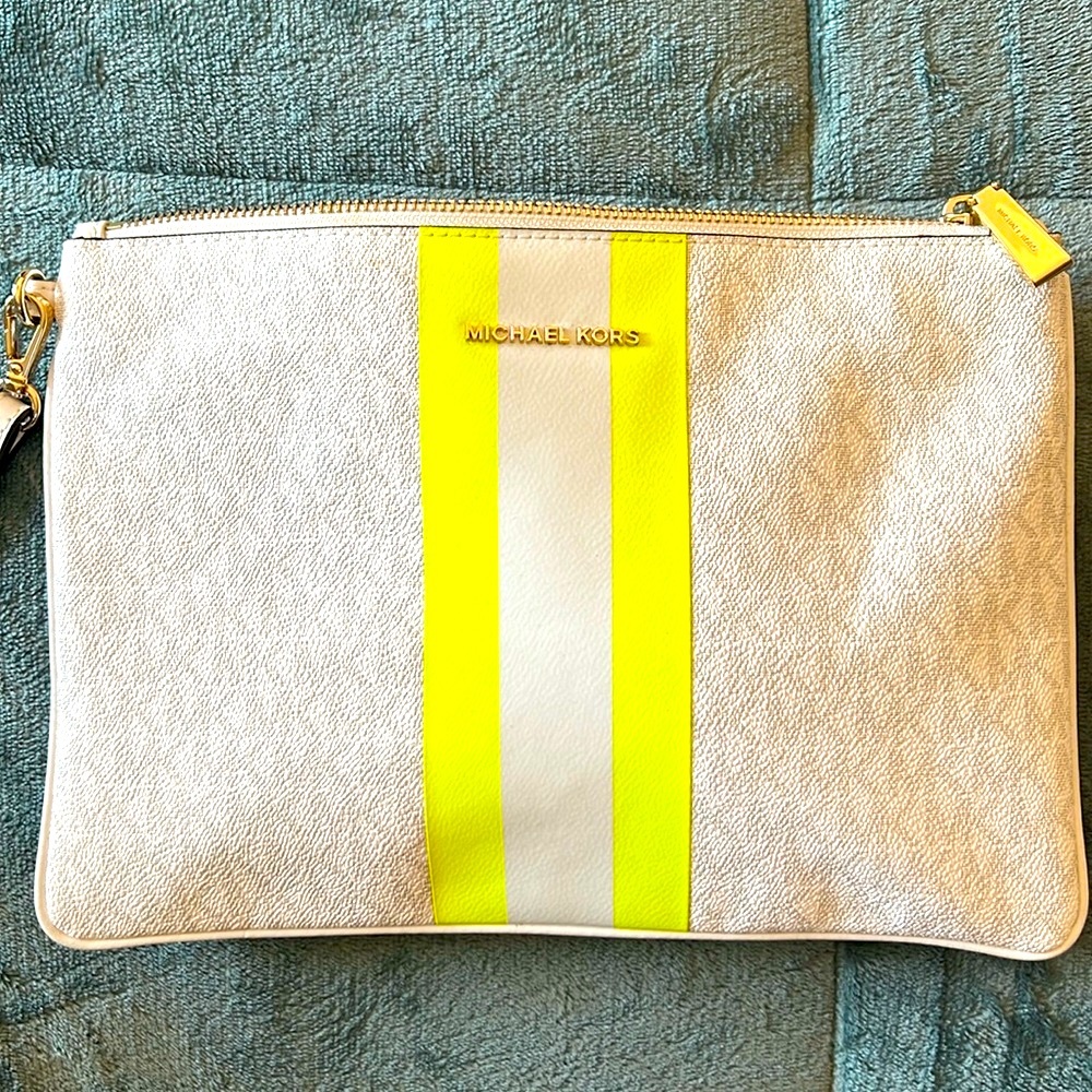 Micheal Kors wristlet/clutch